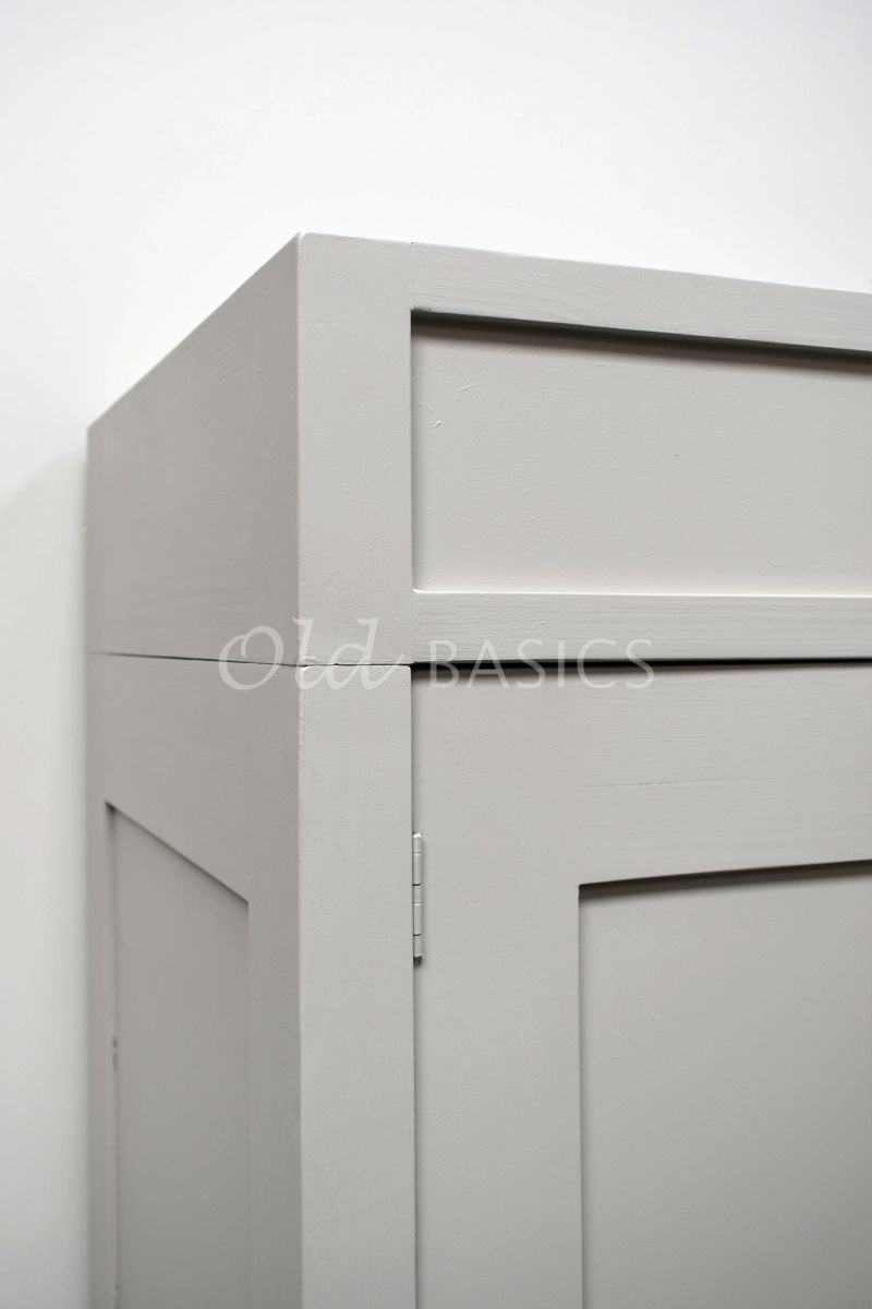 Detail van Linennkast Plage, 3 deuren, RAL7044, grijs, materiaal hout